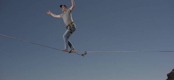 Deportistas extremos realizaron clavados y slackline bajo el eclipse solar Deportistas extremos realizaron clavados y slackline bajo el eclipse solar